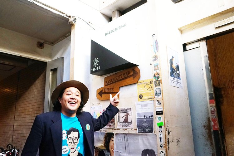 バンド「ミートザホープス」でステージに立ちながら『BASEMENTBAR』の店長も務めるクックヨシザワさん。
