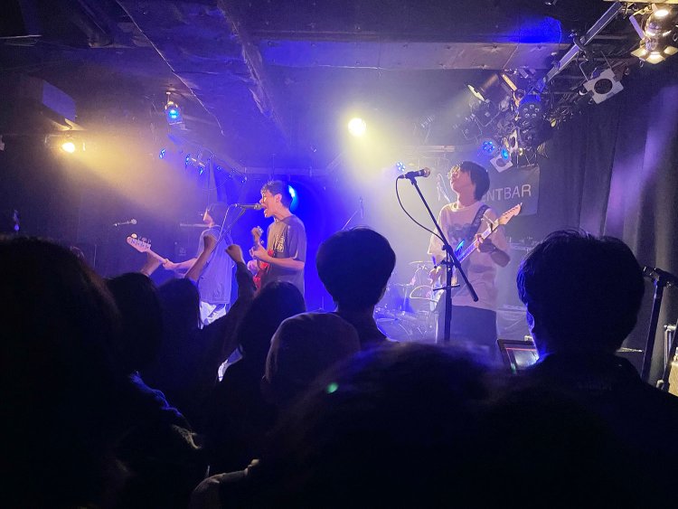 2枚目のアルバムを発表したばかりの「年齢バンド」。圧倒的熱量のライブに心を打たれた。