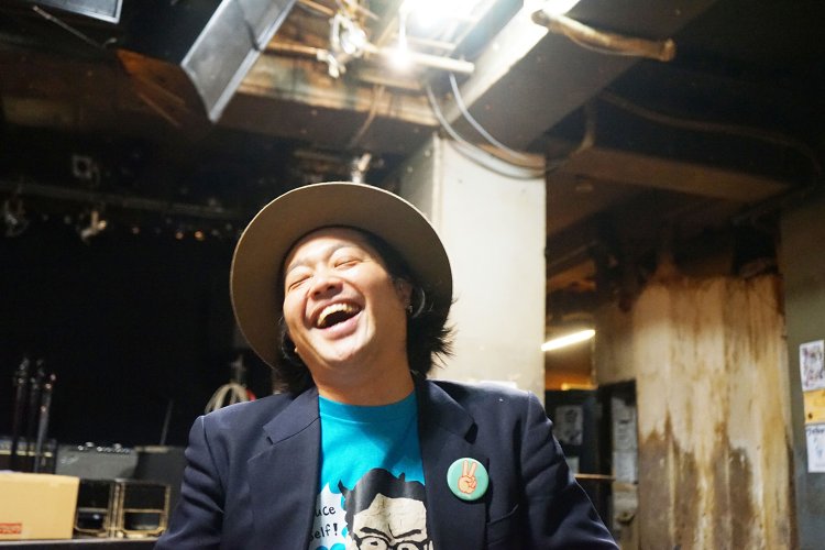 取材中、笑顔の絶えなかったヨシザワさんは、まさにこのライブハウスに導かれた人のひとりだ。