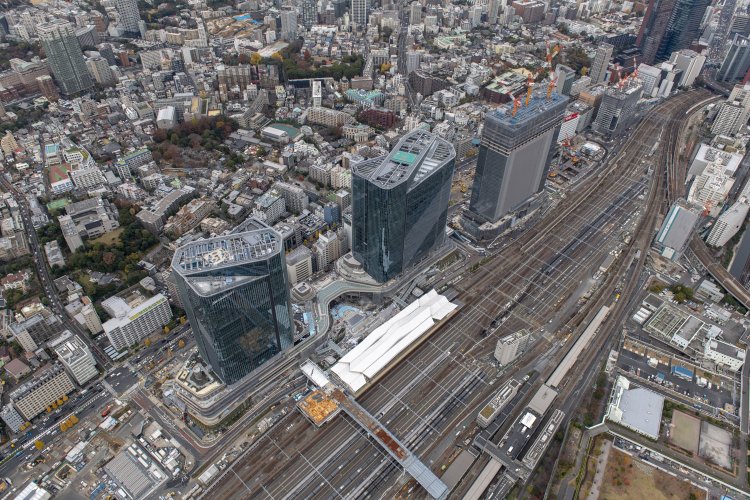 空から見た高輪ゲートシティ。左手の複合棟ⅠのSouthビル、そこからさらに左端に今回の「トレンチ1」見学会会場がある。2024年12月13日空撮。