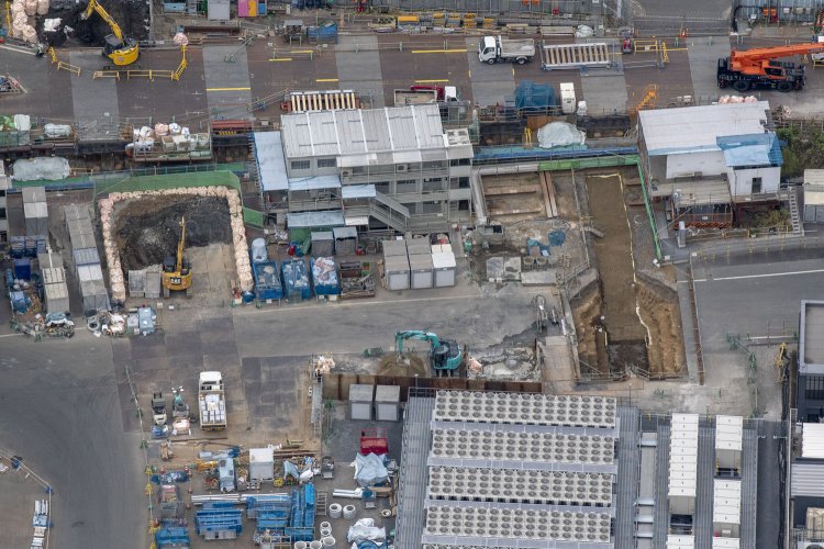 見学会後、トレンチ1はすぐに埋め立てられた。空撮時はまだ土がかぶさった程度であった。左側のショベルカーがあるところはトレンチ2の場所だと思われる。2024年12月13日空撮。