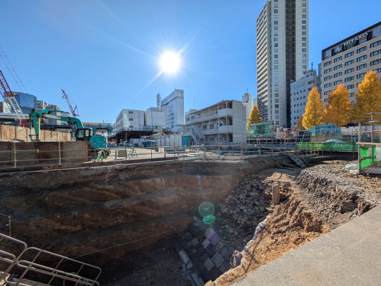 トレンチ1の高輪築堤とご対面。何度も空撮し、見学会で目に焼き付けた築堤の構造を再び見ることができた。