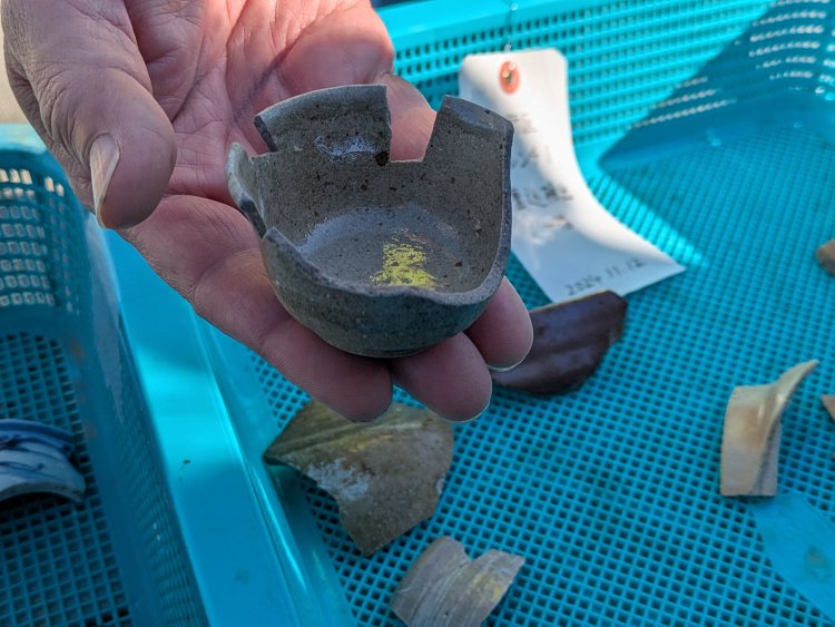 出土品もあったが、ほとんどは海を漂流して築堤に流れ着いたゴミだという。職員さんの手にあるものは「汽車土瓶」といって、駅弁などと一緒に購入するお茶瓶の湯飲み。乗客が列車の窓から捨てたのかもしれない。