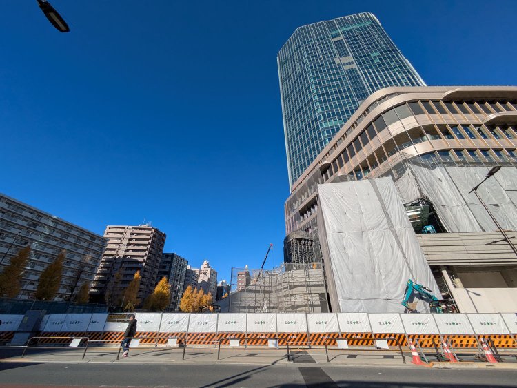 反対側を振り向くと、South棟が竣工間近であった。写真中心線の地中に高輪築堤がある。