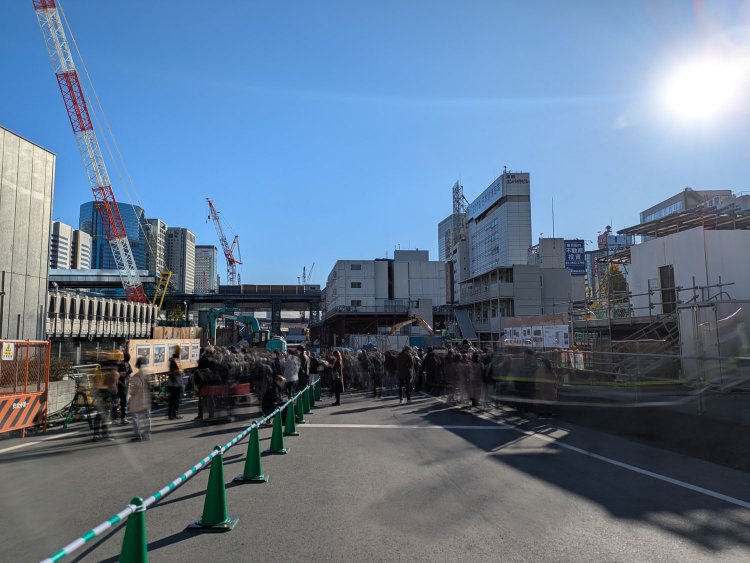会場の様子。人だかりができているところに築堤が露出している。