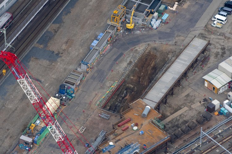 品川駅側の環状4号線高架橋建設現場付近で露出していた石垣。構造と位置関係からして高輪築堤だと思う。撮影から４年、この場所はどうなったのか気になる。2020年12月11日空撮。