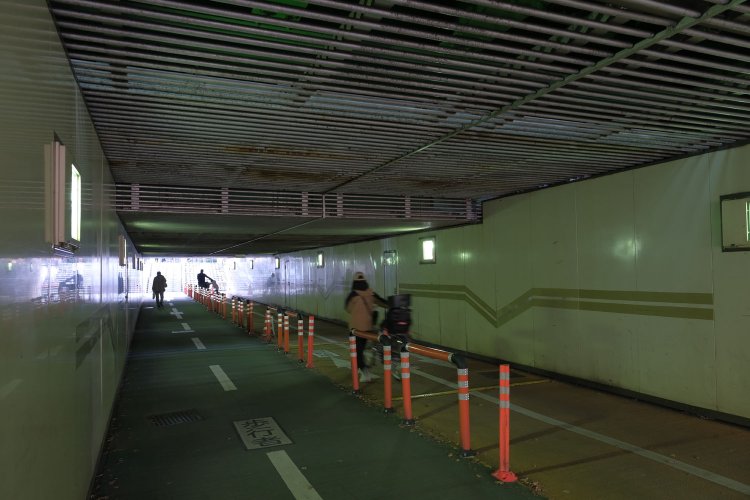 雑魚場架道橋の中。天井の低い人道で、写真手前が山手線となり、この辺りに第五橋梁の橋台が埋まっているとのこと。写真左手は羽田空港アクセス線建設により工事の手が入るかもしれない。