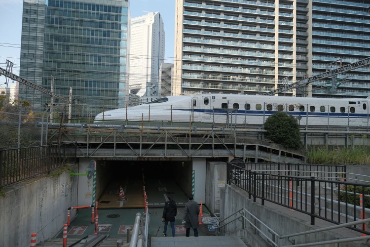 雑魚場架道橋。東海道新幹線の列車が走る辺りはもう海だった。この架道橋が第五橋梁の跡。