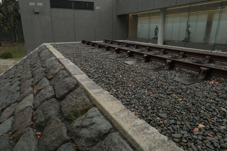 高輪築堤建設に尽力した一人・大隈重信の偉業を紹介するため、彼の郷里である佐賀県の『佐賀県立博物館』に記録保存後に撤去された石垣が移築保存され、高輪築堤が再現されている。