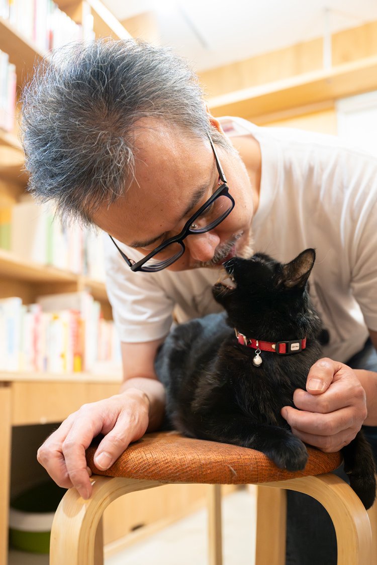 「さっちゃーん」と呼ばれ、ニャと返事して側に来る。椅子によじ上る愛くるしい芸を披露した後、褒める安村さんと、褒められるさつき。何やら二人で会話中。