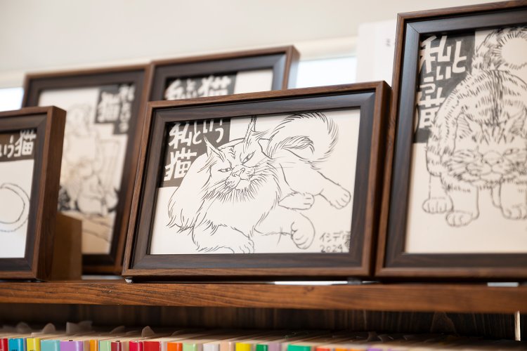 常に展示会を開催する。取材時は、イシデ電さんの『私という猫 完全版』刊行記念の展示中。