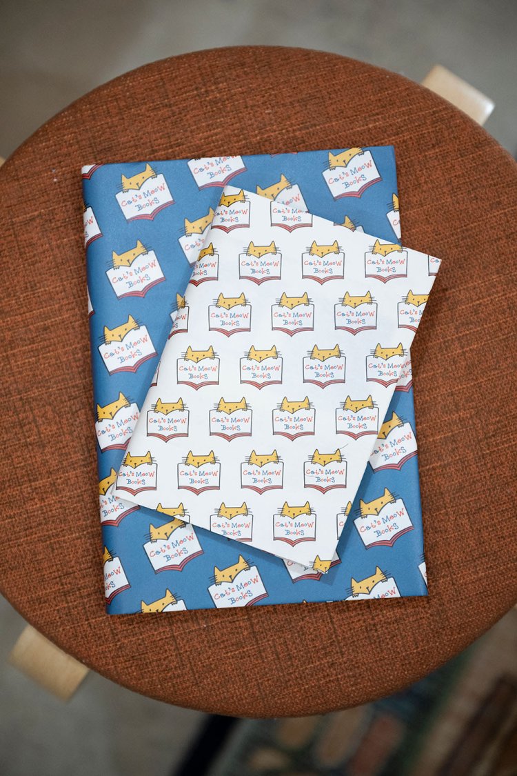 文庫本用と単行本用、ロゴを使った2色展開のブックカバー。キャラクターはナカムラクニオさん画。