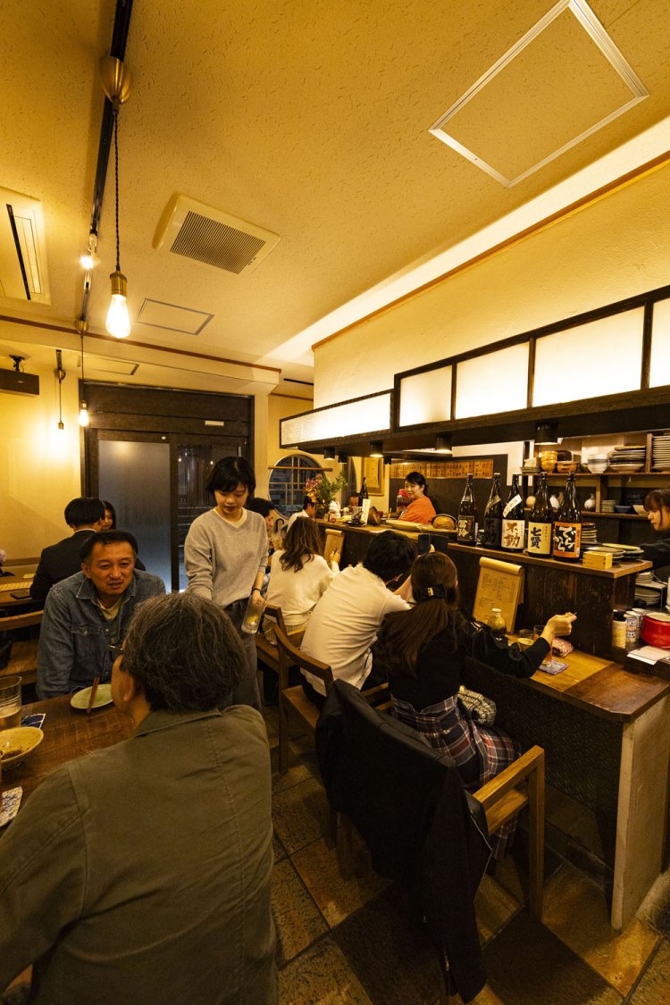 知人の寿司屋跡を借りて2023年にオープン。新しい人ばかりでなく、古くからのなじみ客も集う。