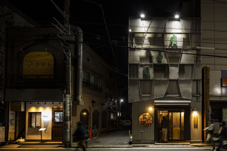 吸い込まれるようについつい縄暖簾をくぐってしまう。