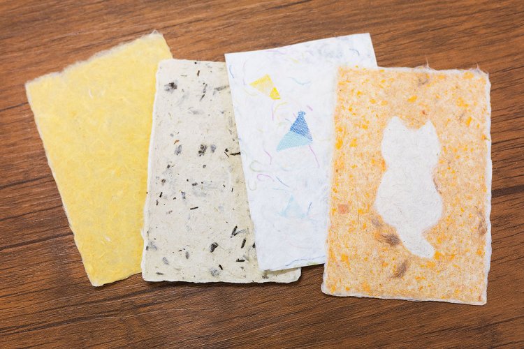 かみの毛（洗浄済み）を混ぜた和紙のポストカードも販売中。1枚275円。飼い猫の毛を使った和紙を作れるワークショップ（要予約）もある。