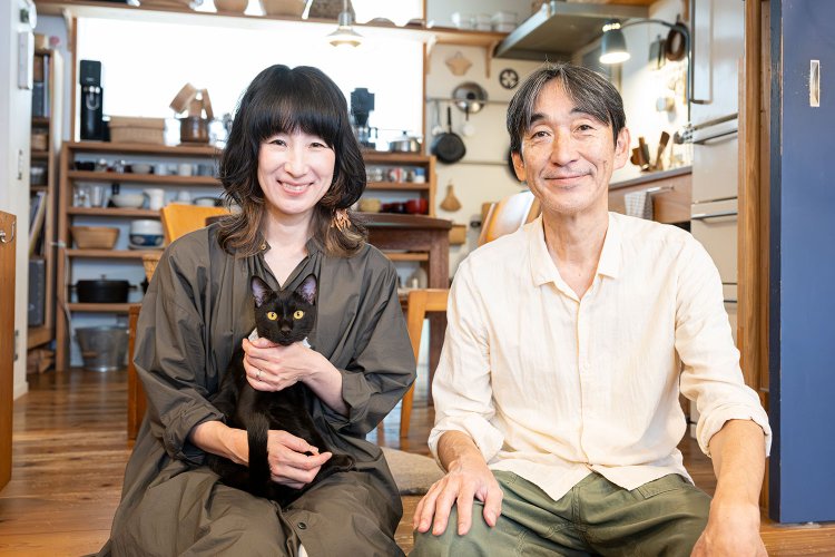 「撮影だから少しおめかししてみました」。夫・寺林省二さんが主宰するテラバヤシセッケイジムショも住宅内にある。