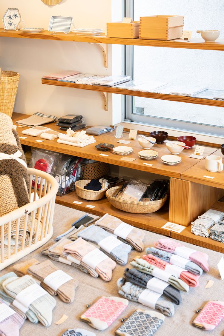 商品は、器や雑貨、衣服、猫のための道具も少し扱う。