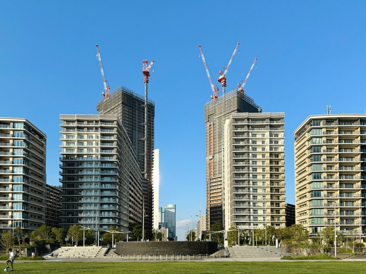 晴海ふ頭公園から晴海フラッグを眺める。