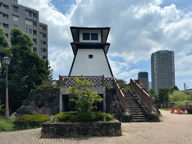 石川島灯台。下はトイレになっている。