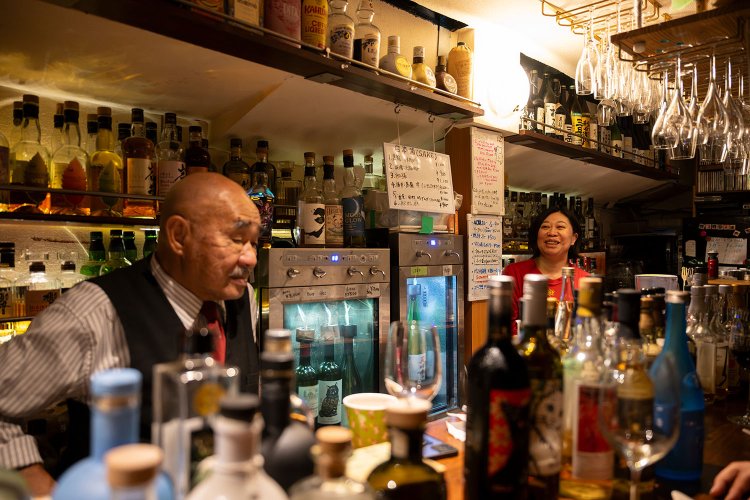 チャージ1000円、グラスワイン800円～、ウイスキー1000円～。