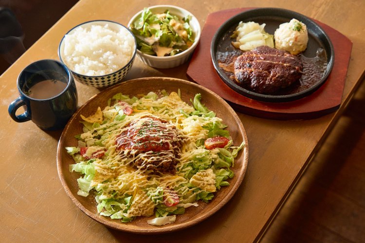 ラッパーのCHICOCARLITO氏とレシピを考えたチコタコライスと漢さんのハンバーグ。ランチはスープやサラダなどがセットで各1430円。