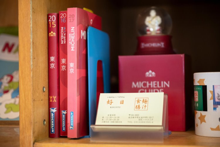 ビブグルマン受賞時のトロフィーも、さりげなく飾られている。