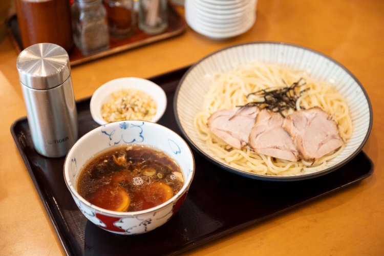 煮玉子ちゃーしゅうつけめん1000円。つけダレは酢が効いていて、爽やか。
