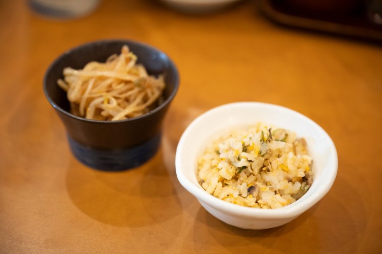 ランチには、モヤシナムルかミニチャーハンを付けられる。