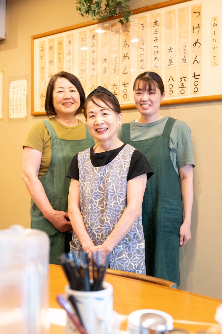 長年店を支えるスタッフと。