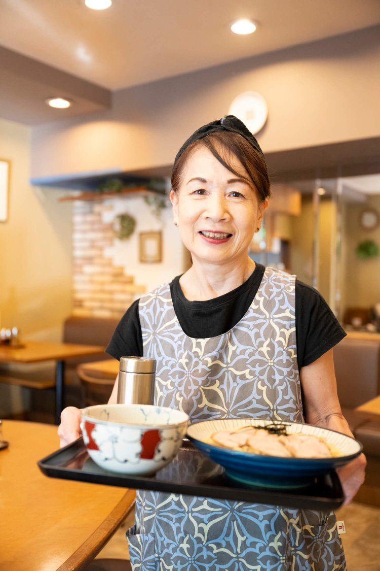「お客さまを見送るとき、できるだけ声をかけるの」と店主の宗松さん。