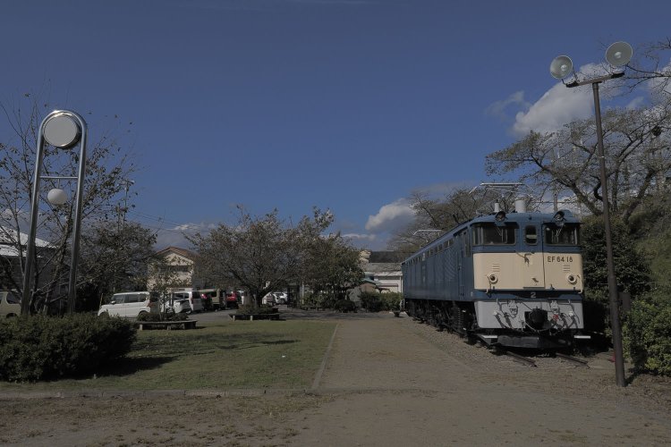 駅前甚六公園に静態保存されているEF64 18号機。この公園の広場も旧駅のホームがあった。