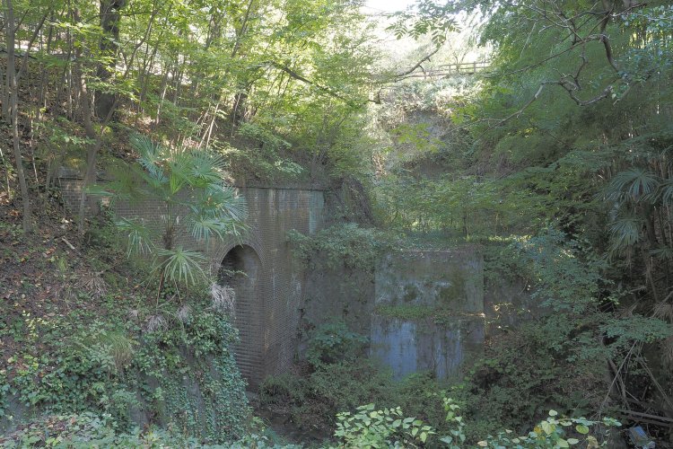 振り返ると大久保沢の谷間があって、本線はレンガ積みのカルバートとなり、スイッチバック線路の終端は橋台が残っていた。その先は垂直の崖で、線路の終端部があった。