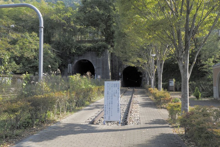 新大日影トンネルの右隣に大日影トンネルの威容が望めた。しっかりとレールも残っており、ちゃんと営業時間の注意書きも記されている。