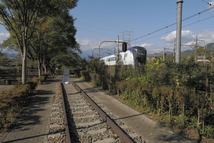 メモリアルとなっているレールは直線だが、現役時代は右へカーブしていた。