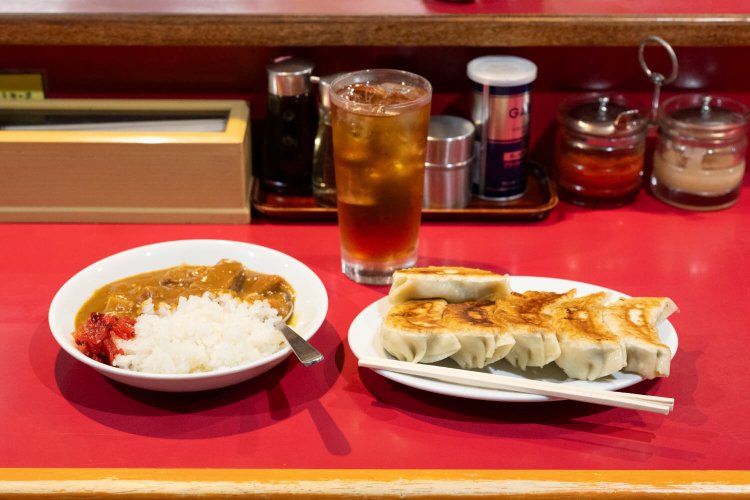 ラーメンのスープを使ったえのけんライスカレー（大900円、小450円）も人気だ。