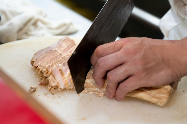 大量のオーダーを一気にさばく匡志さんの動きは、アクション映画のごとし。