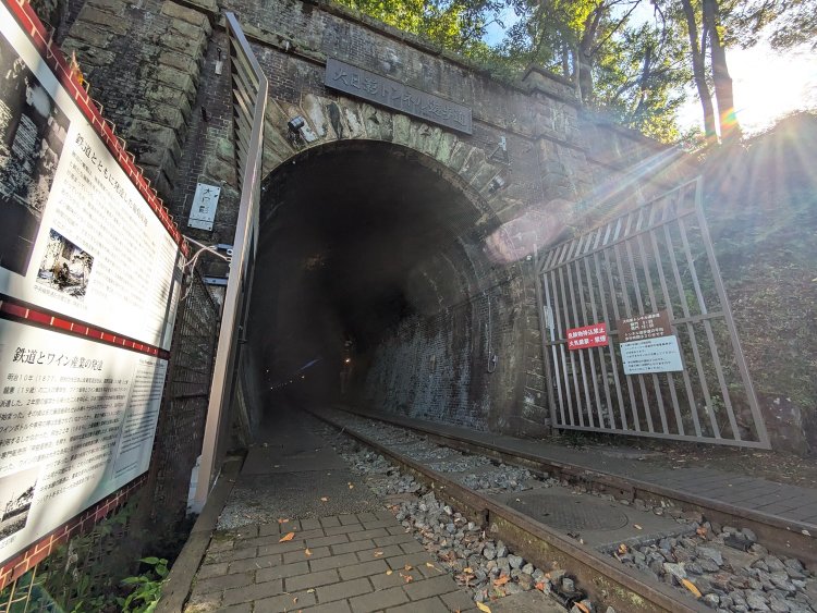 ここから大日影トンネル遊歩道の探索が始まる。左手には生い立ちや勝沼駅についての案内看板が立っており、予備知識がなくとも歴史を知ることができる。