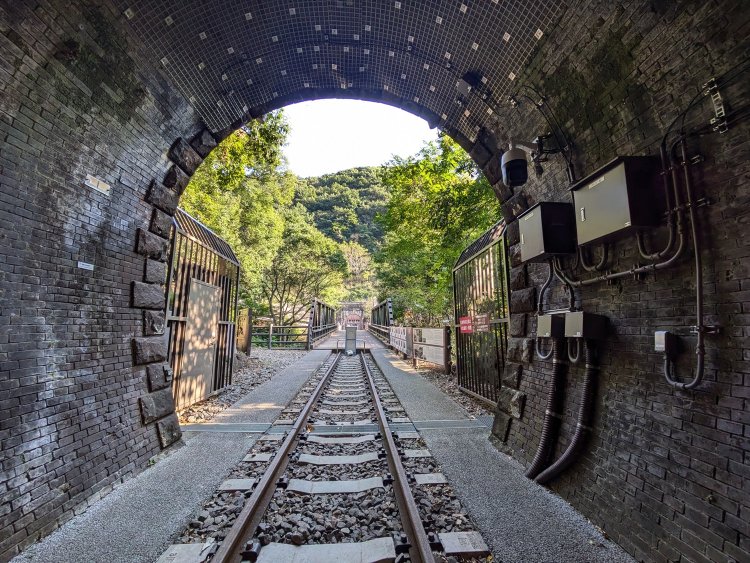 手前の大日影トンネルからワインカーヴとなっている深沢トンネルを望む。詳細は次号！