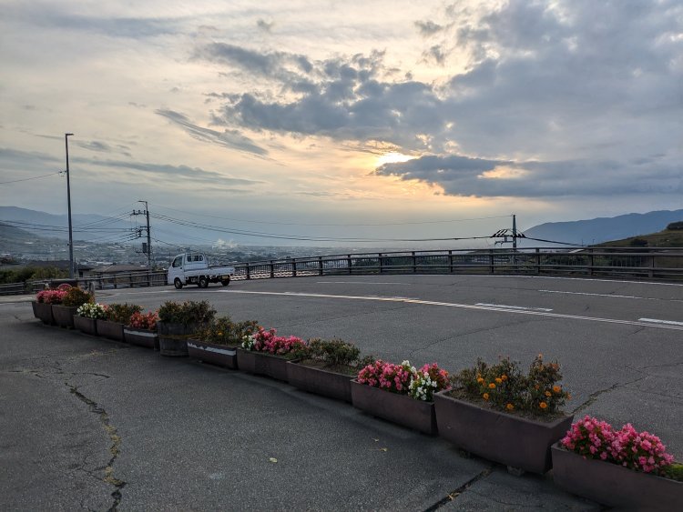 駅前は甲府盆地が一望できる。