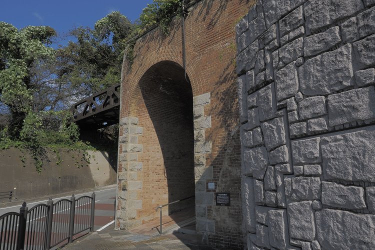 勝沼ぶどう郷駅に残るスイッチバック部分。レンガ積みのアーチは菱山道路隧道（ずいどう）で、駅の整備と共に造られた。
