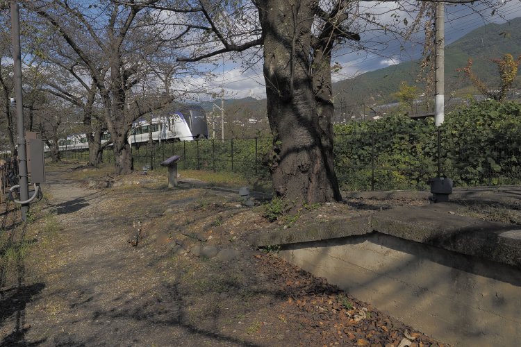 旧ホーム端の甲府側は残されている。特急あずさ号の走っている先で本線と合流していた。旧ホームは道路造成のため、途中で取り壊されている。