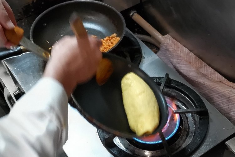 フライパンの手前から奥へ向かって転がすようにして巻けば、あっという間にオムライスの形に。