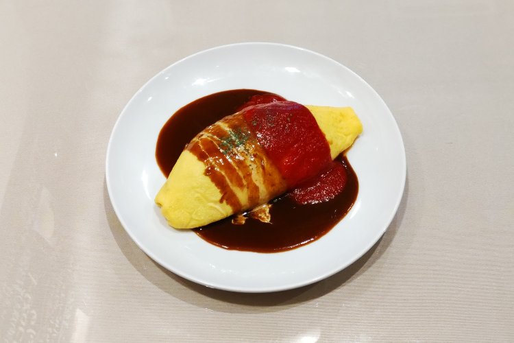 ケチャップとデミソースのミックスオムライスSサイズ。1皿で2種類の味が楽しめて、飽きがこない。