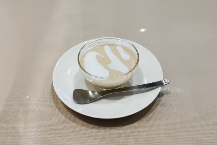 手作り紅茶のパンナコッタは、牛乳を使わず生クリーム100％でつくられている。