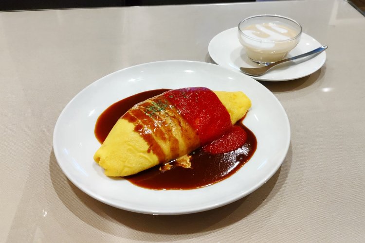 サイズを選べるオムライスとデザートでおなかいっぱいに。ちなみにランチメニューは、すべてスープバー付き。