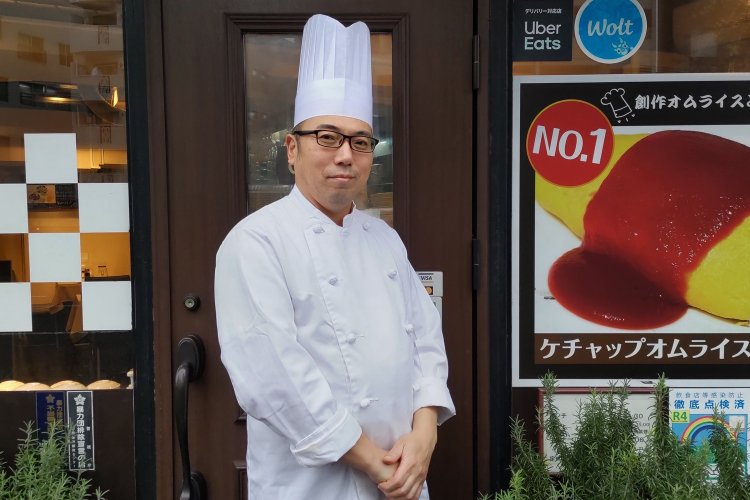「1皿のオムライスで感動を」とスローガンを語ってくれたオーナーシェフの神山雅明さん。