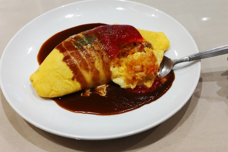 バターが香るケチャップライスと、スクランブルエッグのようにふんわりした卵がマッチ。