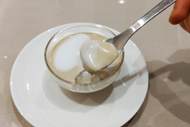 プルプルでとろんとした質感。濃厚な甘さのあとからダージリンの香りが広がる。