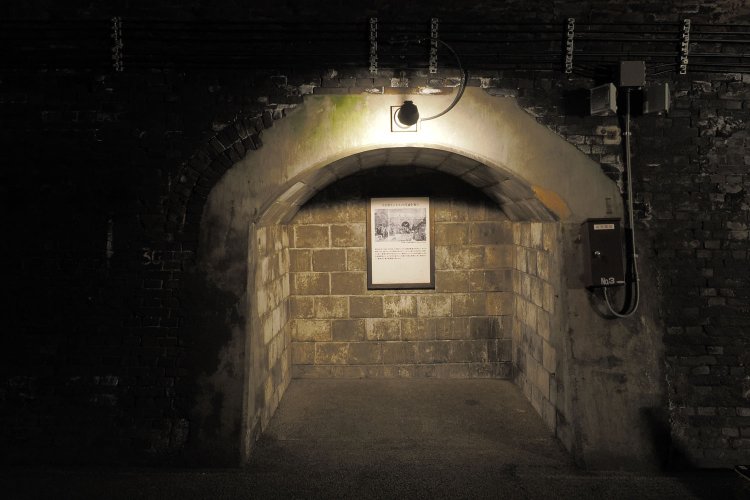 向かって右側には小サイズと中サイズの待避所があり、トンネルの説明版が掲げられている。