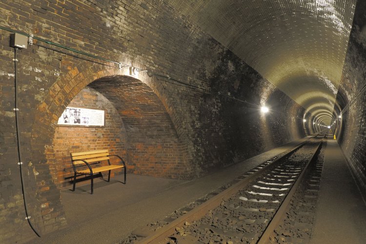 向かって左側に2か所ある大サイズの待避所は、複数人が休憩できるスペース。ベンチも置かれており、照明も明るいので休憩にはちょうどいい。